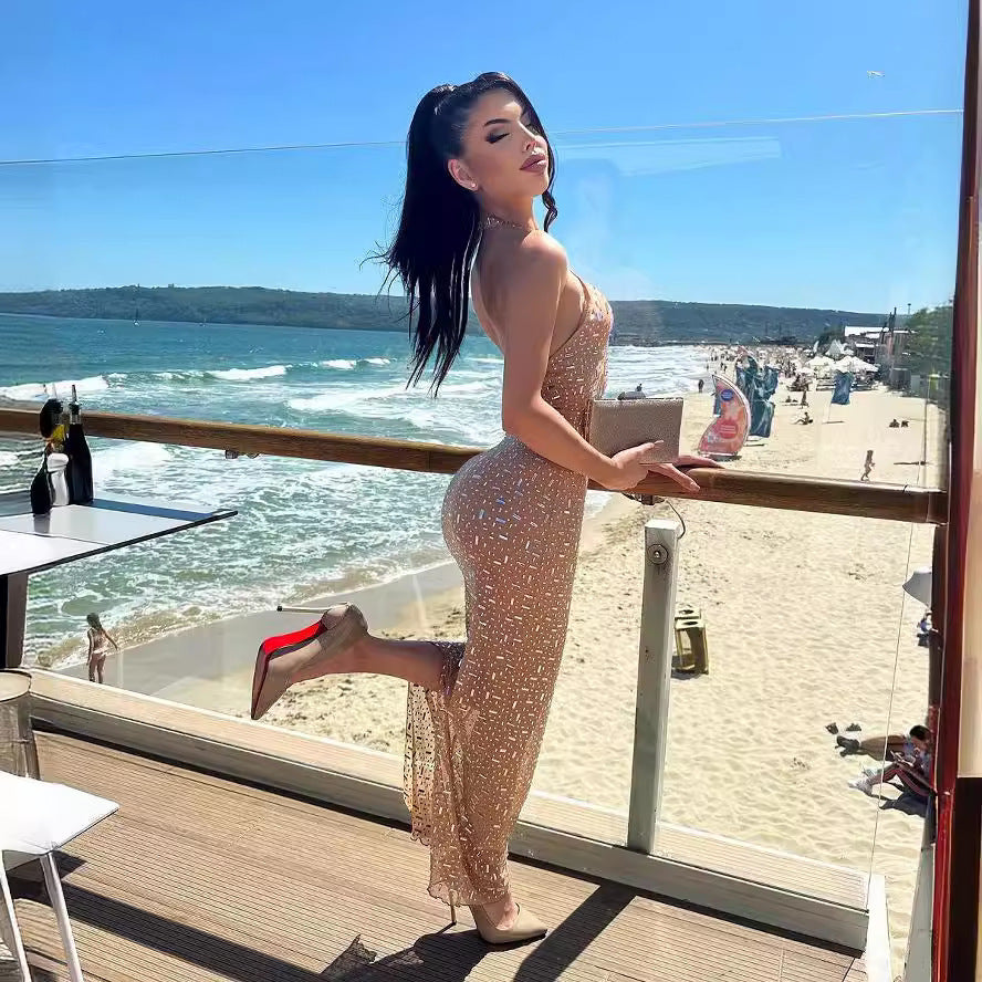 Robe longue abricot élégante à col licou ornée de strass doublée.