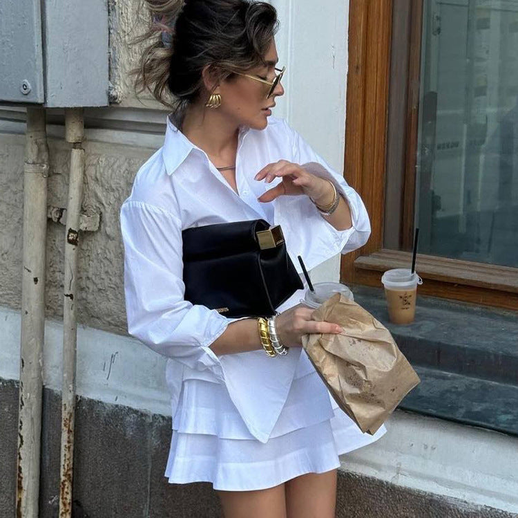 Robe tailleur à étages avec chemise blanche à col et manches longues