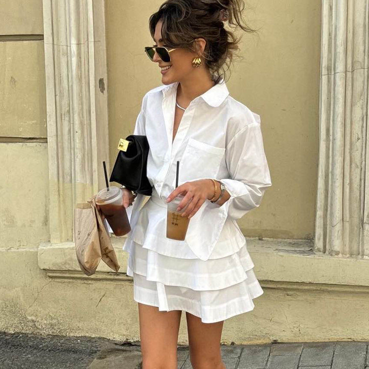 Robe tailleur à étages avec chemise blanche à col et manches longues