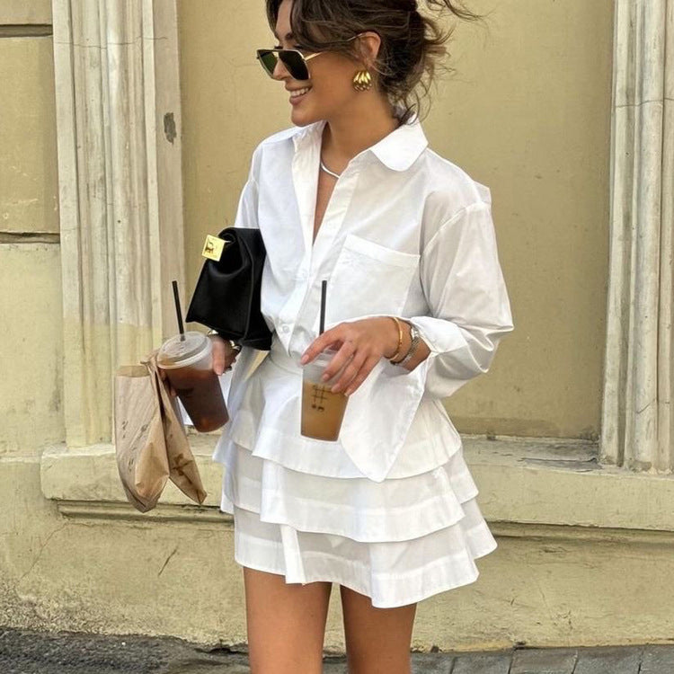 Robe tailleur à étages avec chemise blanche à col et manches longues