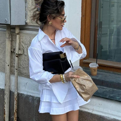 Robe tailleur à étages avec chemise blanche à col et manches longues